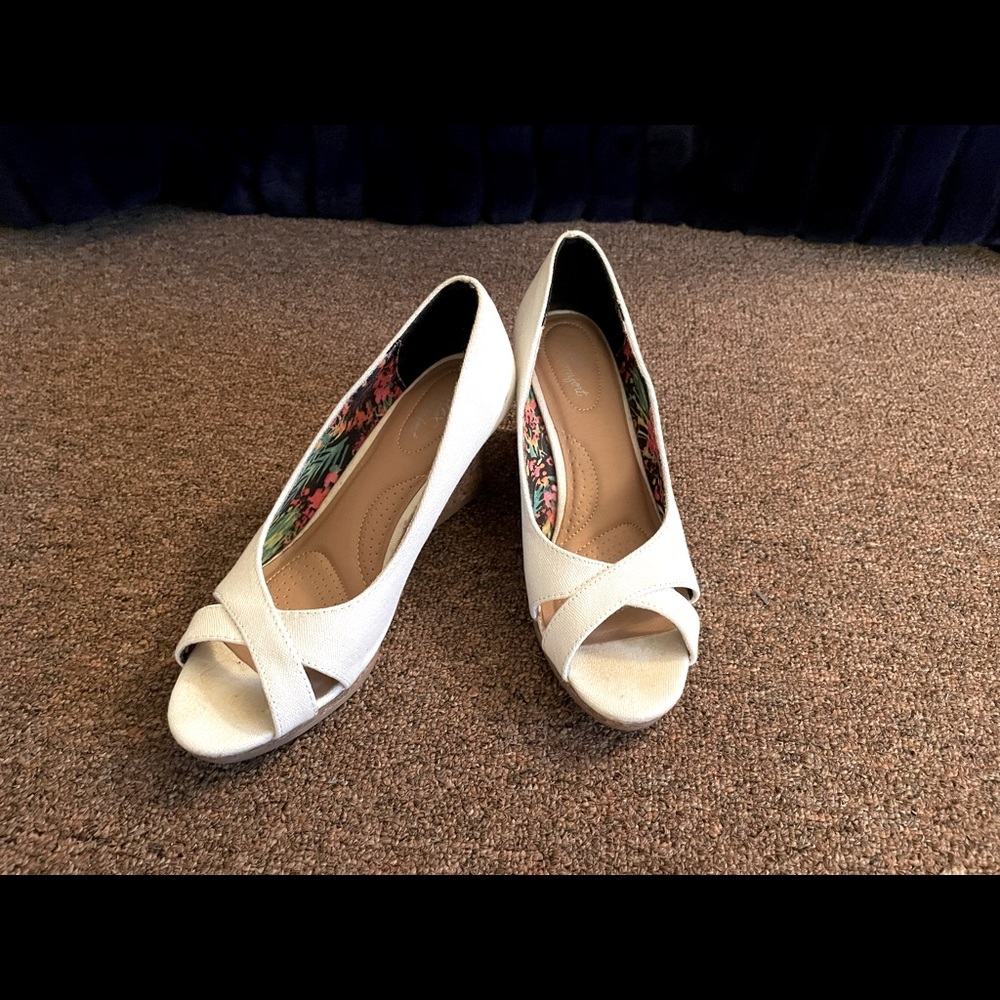 White peep toe wedges. Perfect for summer!